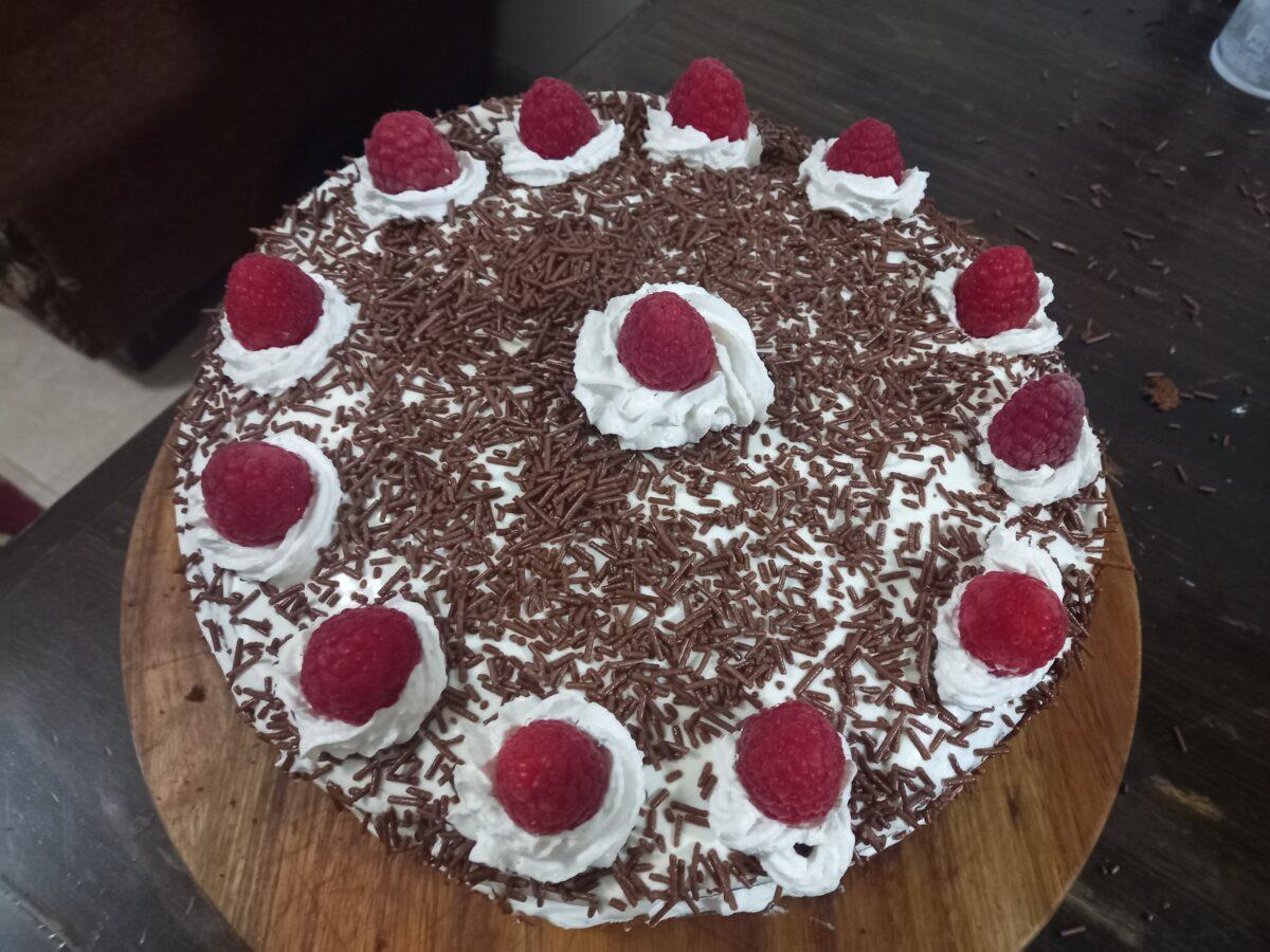Schwarzwälder Kirschtorte nach originalrezept nachgebacken (mit Himbeeren statt Kirschen als Deko)