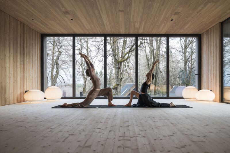 Two women in yoga poses in the yoga pavilion at the ADLER Lodge RITTEN