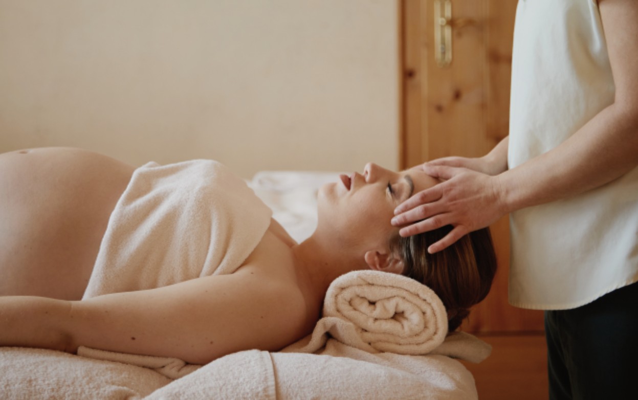 Prenatal massage for pregnant women at Hotel Standglwirt.