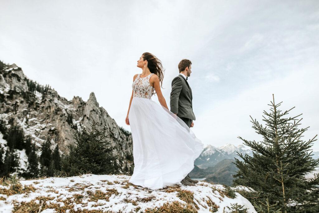 A wedding couple in the Allgäu mountains. Sustainable wedding