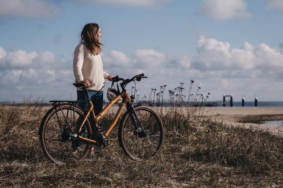 A woman stands on the shore of the Baltic Sea and gazes into the distance