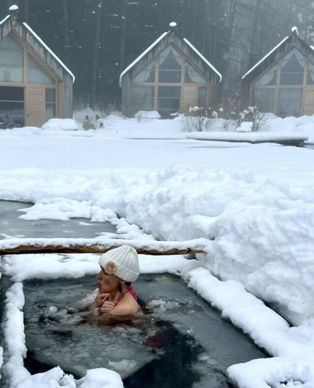 Woman taking an ice bath in front of the ADLER Loge RITTEN