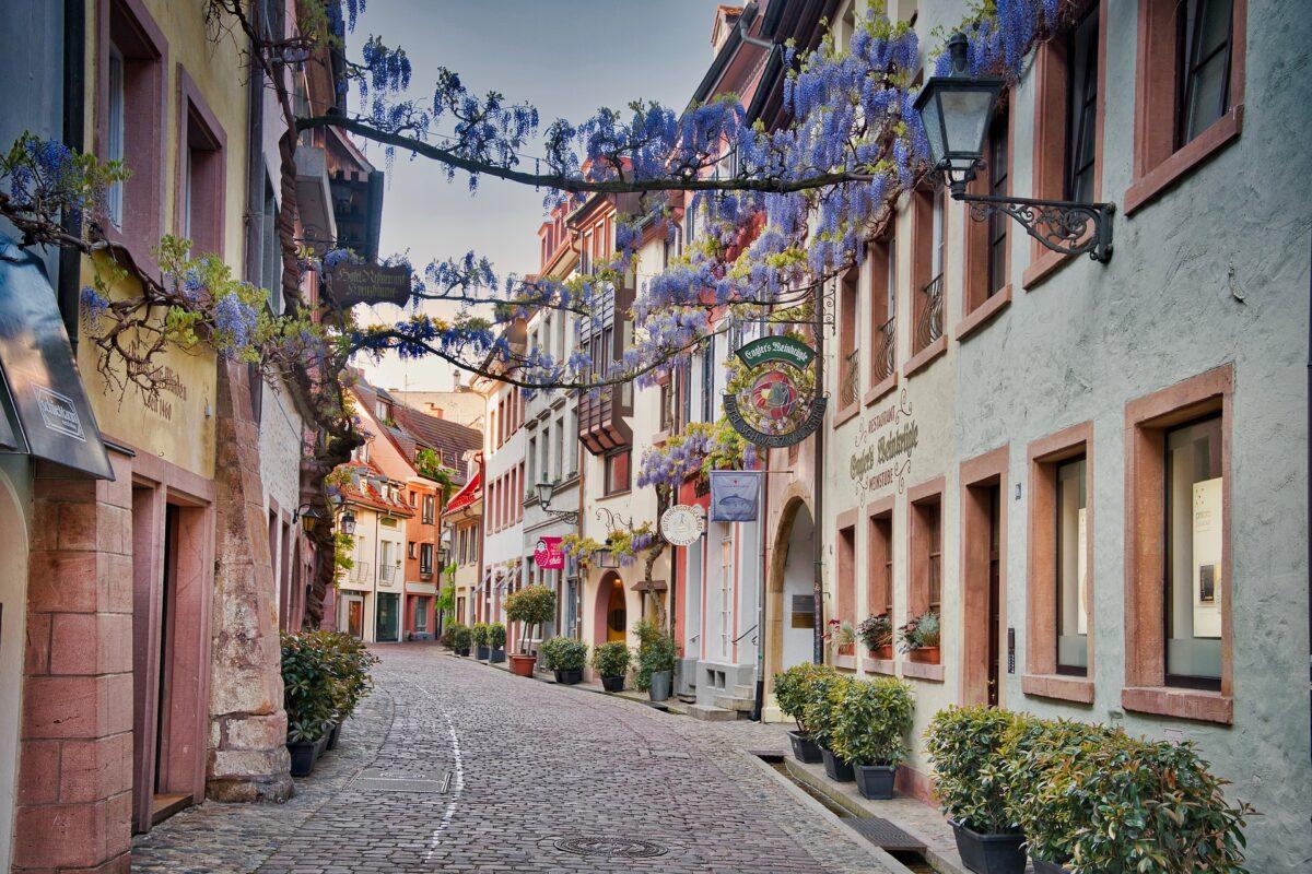 Altstadt Freiburg mit Blumengirlanden. Nachhaltig reisen in Deutschland