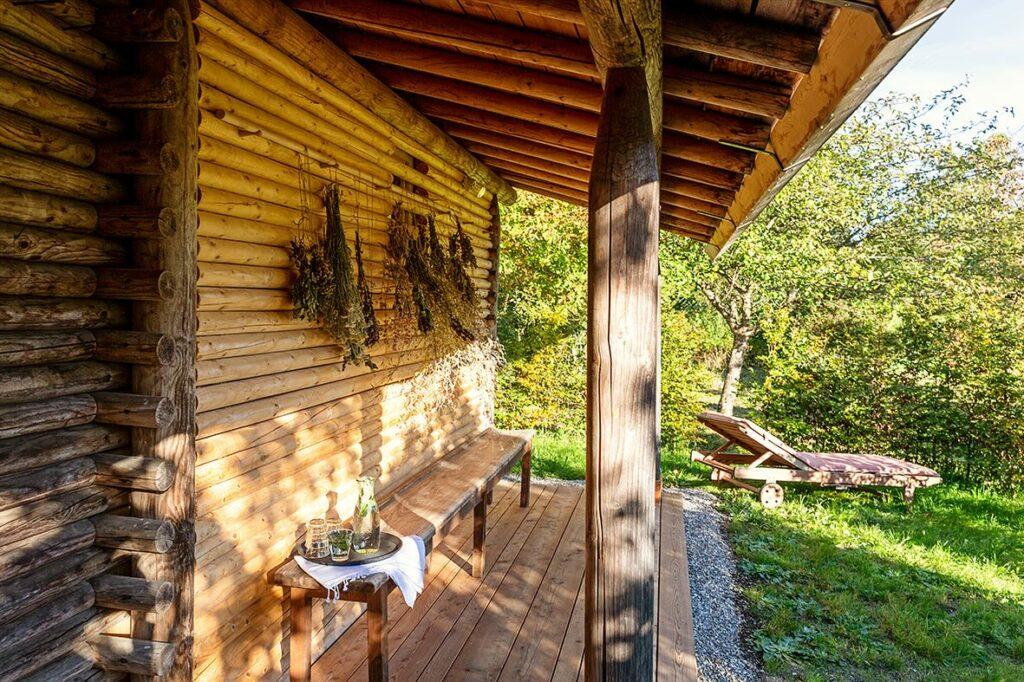 Die Außen-Sauna inmitten der Natur wird mit grüner Energie betrieben.