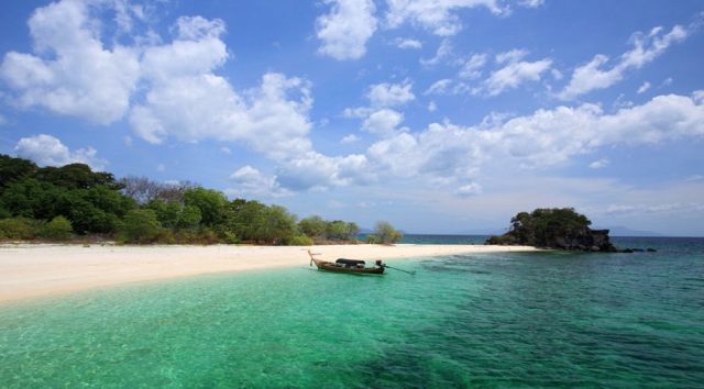 Discover sea anemones and wrecks on your sustainable diving trip at Keemala Beach in Thailand. 