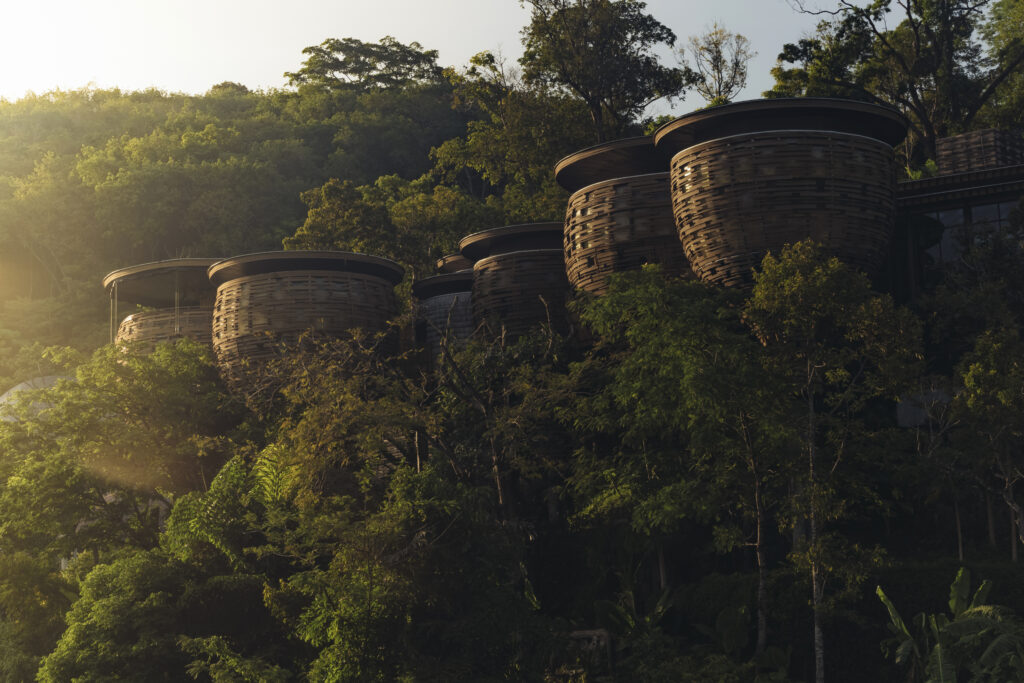 nachhaltig reisen in Thailand im Keemala Resort - naturverbundene Architektur im tropischen Wald