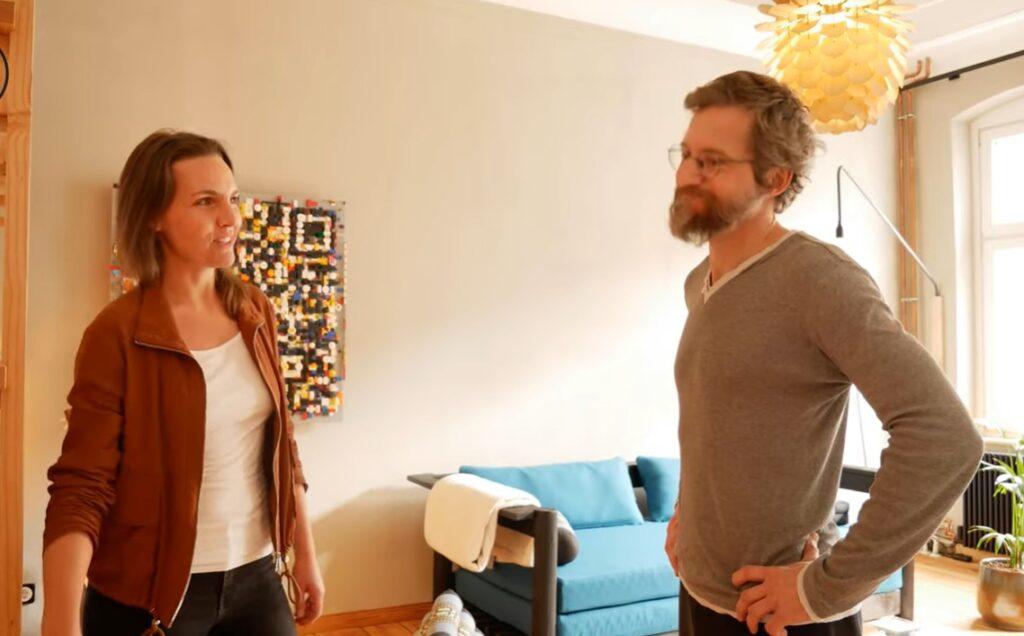 Christina Ebisch is standing in the living room with a man who has renovated his apartment according to the Cradle to Cradle principle.