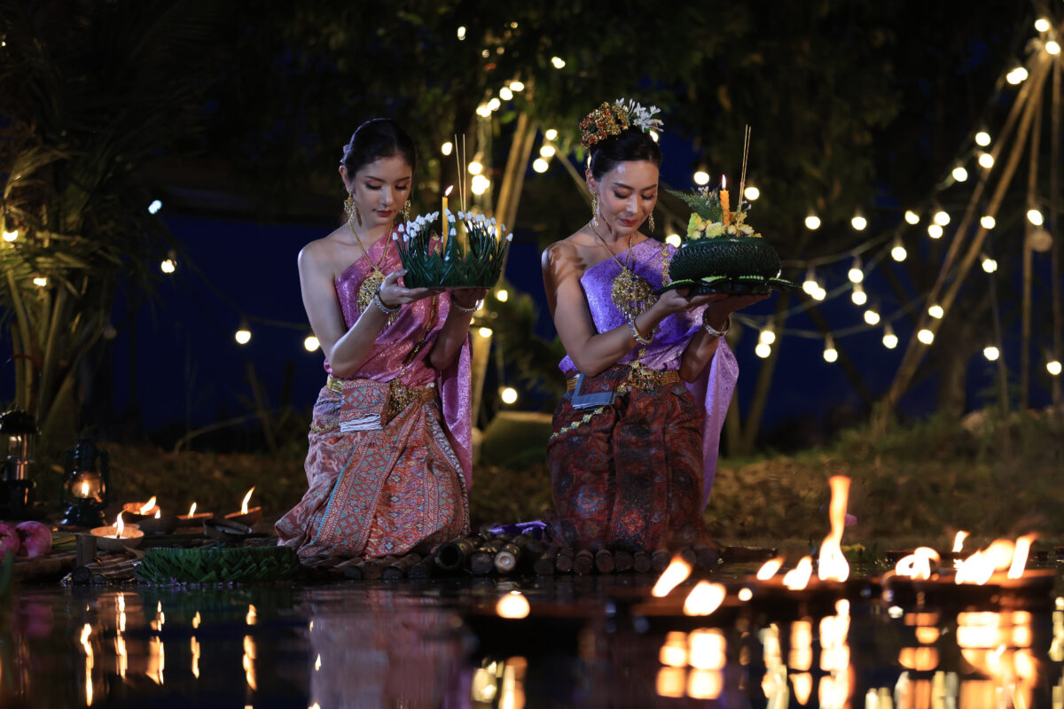 Schöne thailändische Frauen mit traditionellem Kleid halten Kratho während Loi Krathong