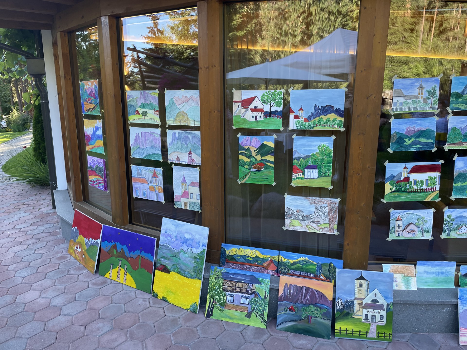 Pictures taken during the painting retreat with artist Elmar Siegesleitner are on display at the APIPURA Hotel rinner.