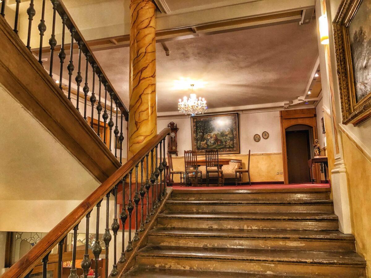 Historic staircase in Lerchenhof Castle – staircase in the sustainable hotel