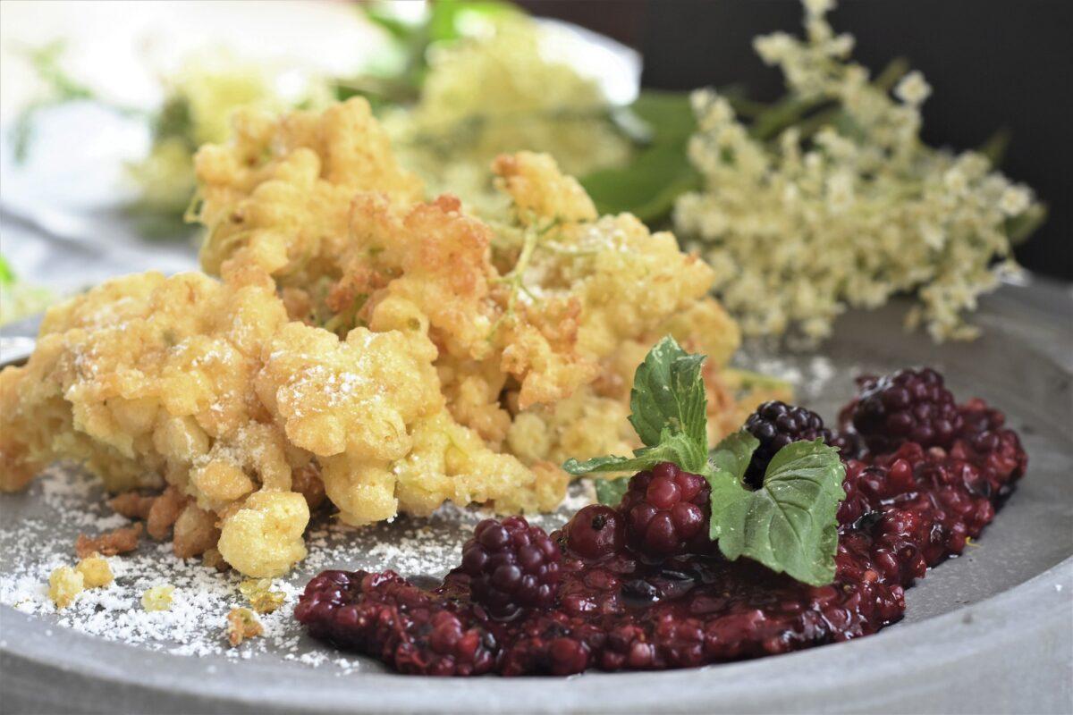 Seasonal Calendar: Quick Recipe for Elderflower cakes