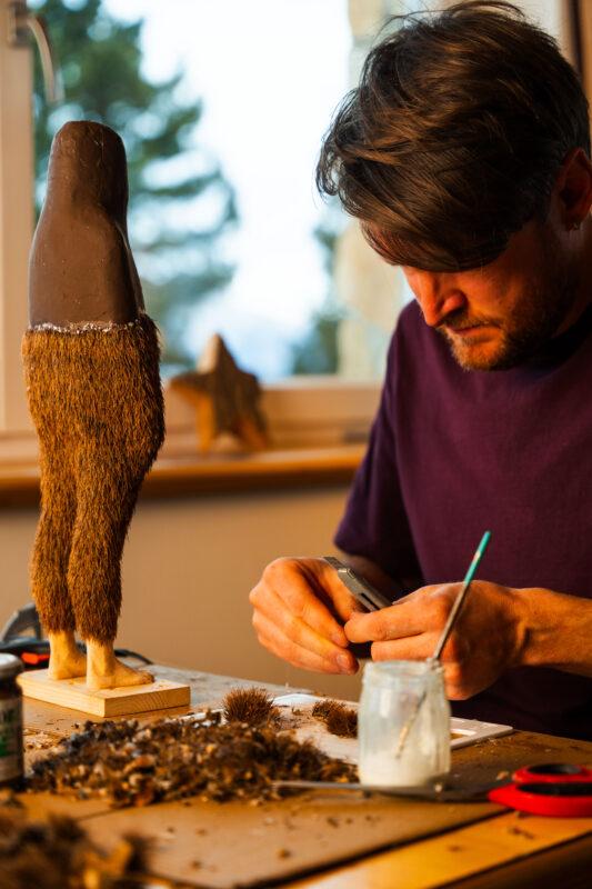 Artist Andreas Senoner creating a work of art at the Paradiso Pure.Living Vegan Hotel