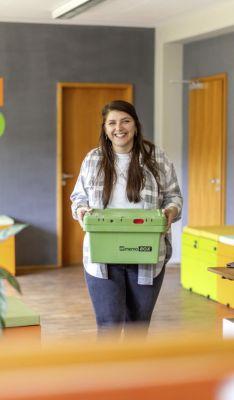 Employee with a reusable memo box.