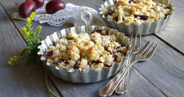 German classic: Plum crumble recipe from SCHWARZWALD PANORAMA