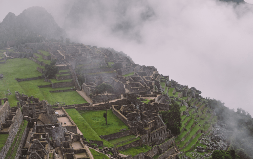 Machu Picchu Peru im Nebel