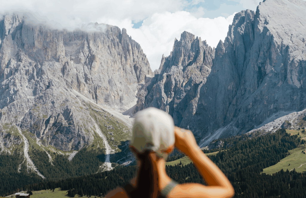 Nachhaltiger Urlaub in den Dolomiten - Frau blickt in die Berge