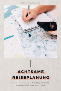 Eine Hand schreibt mit einem Stift in ein Notizbuch, überlagert von einer bunten Karte. Der Text lautet „Achtsame Reiseplanung“. Der Tonfall ist durchdacht und organisiert.