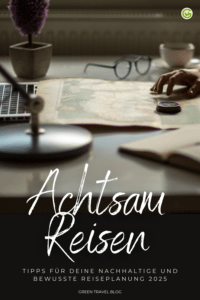 Eine Person plant eine Reise mit einer alten Karte und einem Kompass auf einem Schreibtisch, umgeben von einer Pflanze, Gläsern und einer Tasse. Der Text lautet „Achtsames Reisen“. Entspannter Ton.