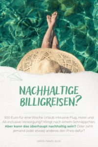 Füße einer Person mit rotem Nagellack hängen über klarem Wasser, darüber ein großer Strohhut und der Text 'NACHHALTIGE BILLIGREISEN?' mit weiterem Text zu günstigen Urlaubsangeboten.