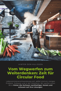 Ein Koch mit weißer Jacke und grauer Schürze steht in einer modernen Hotelküche. Die Arbeitsfläche ist mit verschiedenen Zutaten und Küchenutensilien bestückt. Im Hintergrund sind Steinwände, Pflanzen und ein Pizzaofen sichtbar. Unten im Bild befindet sich ein Textfeld mit grünem Titel und weißem Fließtext. Der Text thematisiert Lebensmittelverschwendung und nachhaltige Lösungen in Hotels im Zusammenhang mit Circular Food.