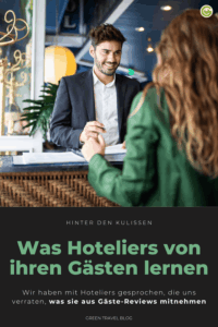 Ein Hotelmitarbeiter im Anzug steht hinter einem Empfangstresen und hält die Hand einer Frau mit langen braunen Haaren, die ihm gegenübersteht