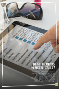 Finger tippt auf einem Tablet mit einer Gästebewertungsumfrage neben einer Sonnenbrille und einem Glas