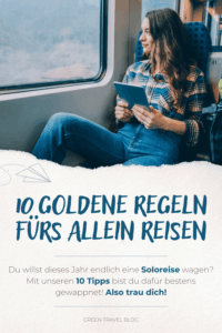 Frau mit langem Haar und kariertem Hemd sitzt im Zug am Fenster und hält ein Tablet in den Händen, darunter Text '10 GOLDENE REGELN FÜRS ALLEIN REISEN' und weitere Hinweise zu Solo-Reisen