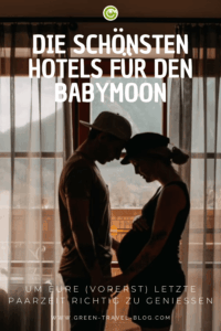 Silhouetten eines Paares vor einem Fenster, die Frau ist schwanger und beide berühren sich mit den Köpfen
