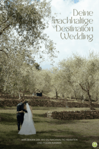 Ein Paar in Hochzeitskleidung spaziert durch einen ruhigen Olivenhain in der Nähe des Relais del Maro in Italien unter strahlend blauem Himmel und vermittelt dabei Romantik und Nachhaltigkeit. Text: „Ihre nachhaltige Hochzeit im Ausland“.