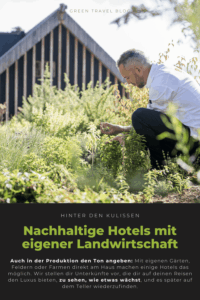 Person hockt in einem Garten vor einem modernen Holzhaus und betrachtet Pflanzen