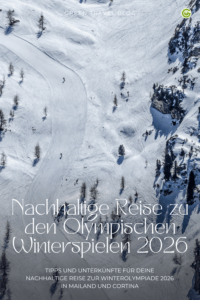 Luftaufnahme von verschneiten Berghängen mit vereinzelten Bäumen und Skifahrern in der Olympia-Region Cortina. Textüberlagerung: „Nachhaltiges Reisen zu den Olympischen Winterspielen 2026”. Ruhige, winterliche Szene.