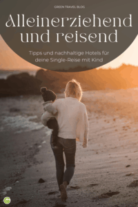 Eine Frau mit hellem Haar trägt ein Kind auf dem Arm und geht barfuß am Strand entlang. Beide sind von hinten zu sehen. Der Himmel ist hell, die Sonne steht tief. Im Hintergrund sind dunkle Felsen und das Meer sichtbar. Oben im Bild steht in großer, klarer Schrift: 'Alleinerziehend und reisend'. Darunter folgt in kleinerer Schrift: 'Tipps und nachhaltige Hotels für deine Single-Reise mit Kind'.