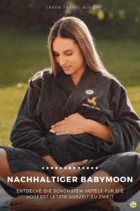Nachhaltiger Babymoon: Der Pin zeigt eine schwangere Frau eingehüllt in einen Bademantel des Klosterhof-Alpine Hideaway & Spa. Sie hät ihren Babybauch