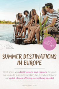 A group of young people is sitting relaxed on a wooden pier by the water. In the background, you can see trees and a calm water surface. At the bottom, in large letters, it says: ‘SUMMER DESTINATIONS IN EUROPE’. Below that is the following text: ‘We’ll show you destinations and regions for your spontaneous summer vacation. No trendy hotspots, just peaceful destinations that offer something special.’ 