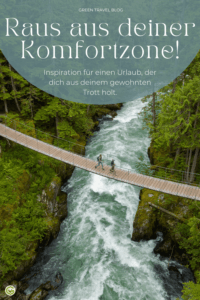 Hängeseilbrücke über einen reißenden Fluss in einer bewaldeten Schlucht mit zwei wandernden Personen