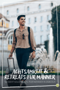 Ein Mann, der mit einem Koffer vor einem historischen Gebäude rumläuft und dabei lächelt, strahlt eine entspannte, selbstbewusste Atmosphäre aus. Text: „Retreats & Achtsamkeit für Männer”.