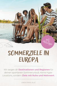 Eine Gruppe junger Menschen sitzt entspannt auf einem Holzsteg am Wasser. Im Hintergrund sind Bäume und eine ruhige Wasseroberfläche zu sehen. Im unteren Bereich steht in großer Schrift: 'SOMMERZIELE IN EUROPA'. Darunter folgt ein Text: 'Wir zeigen dir Destinationen und Regionen für deinen spontanen Sommerurlaub. Keine Hype-Locations, sondern Ziele mit Ruhe und Mehrwert.' 