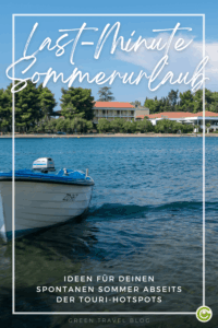 Im Vordergrund liegt ein kleines weiß-blaues Motorboot auf ruhigem Wasser. Dahinter erstreckt sich eine Uferlinie mit Bäumen und niedrigen Gebäuden. Über das Bild sind in großer, geschwungener Schrift die Worte 'Last-Minute Sommerurlaub' geschrieben. Im unteren Bereich steht in Großbuchstaben: 'IDEEN FÜR DEINEN SPONTANEN SOMMER ABSEITS DER TOURI-HOTSPOTS'.