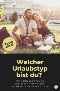 Ein junges Paar sitzt auf einer Wiese. Er hält eine Kamera, sie macht gerade ein Selfie. 