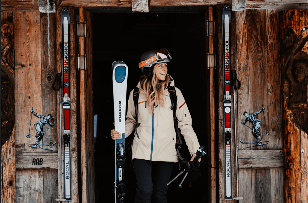 Veganer Skiurlaub - Frau mit Ski