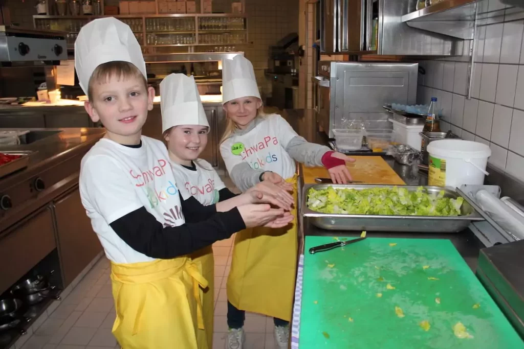 SchwaPa Biokids in the kitchen